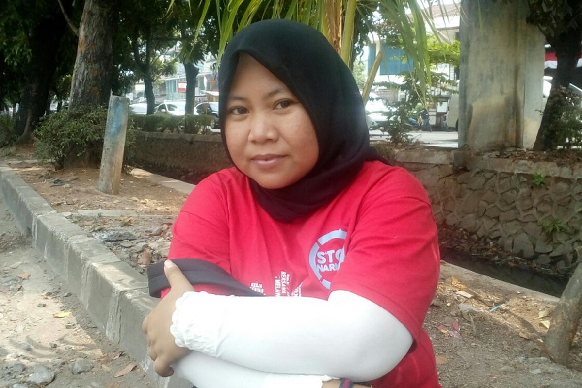 Rohenah alias Erna, mantan pecandu narkoba yang kini menjadi karyawan Badan Narkotika Nasional Kota (BNN-K) Jakarta Utara saat ditemui di kawasan Kelapa Gading, Jakarta Utara, Minggu (20/8/2017).