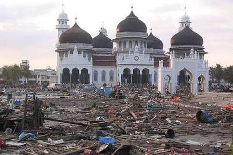 Kondisi Masjid Raya Baiturrahman di Banda Aceh pasca dihantam Tsunami Aceh 2004. Gempa di Aceh pada tahun itu masuk di antara 10 gempa paling mematikan di dunia dalam 100 tahun terakhir. Gempa Turkiye dan Suriah menempati urusan ke-10.