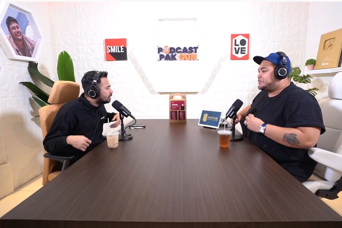 Pembawa acara Raffi Ahmad (kiri) berbincang dengan desainer Ivan Gunawan di Podcast Pak Igun.