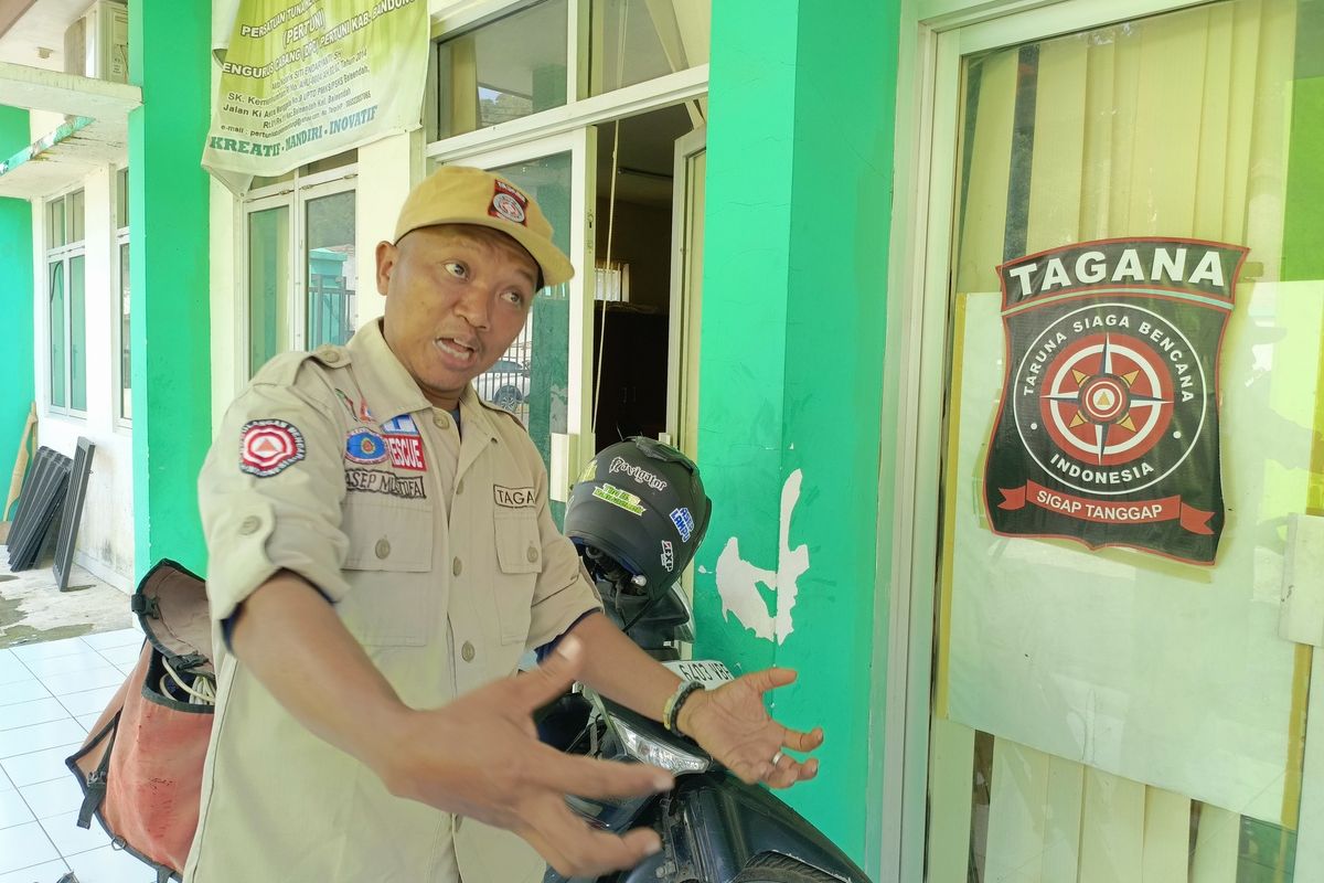 Asep Mustofa (46) salah satu anggota relawan Tagana Kabupaten Bandung saat ditemui di Mako Tagana di Baleendah Kabupaten Bandung pada Jumat (3/5/2024)