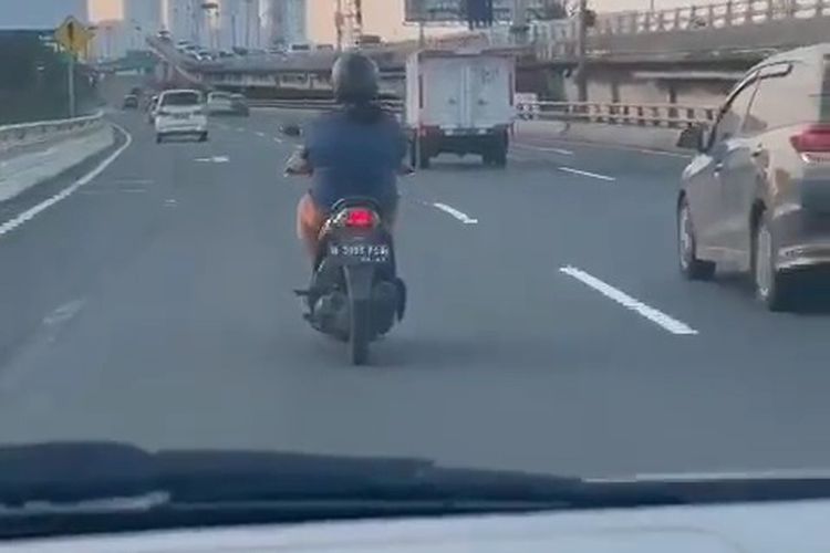 Pengendara motor secara sengaja nekat masuk tol