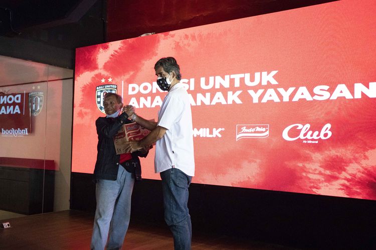 Pelatih Stefano Cugurra mewakili menejemen memberi santunan kepada salah satu yayasan dalam rangkaian kegiatan syukuran Bali United juara Liga 1 2021-2022 di Bali United Cafe Gianyar, Senin (28/3/2022) siang.