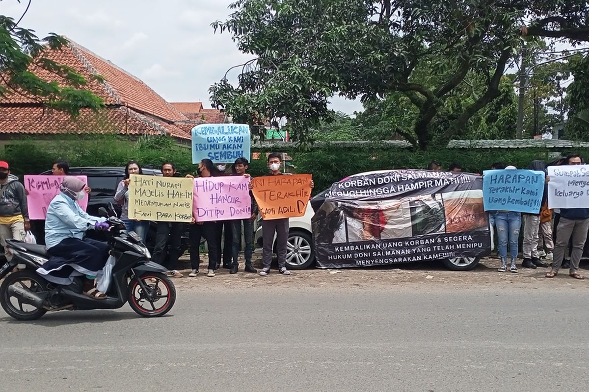 Sidang tuntutan terdakwa kasus aplikasi investasi Quotex Doni Salmanan diwarnai aksi unjuk rasa yang dilakukan oleh para korban. Para Korban Doni Salmanan sudah berkumpul sejak pukul 11.00 siang untuk menggelar aksi dan mengikuti sidang di PN Bale Bandung, Kamis (27/10/2022)