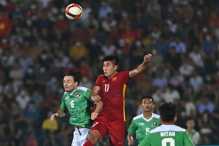 Pesepak bola Timnas Indonesia Marc Klok (kiri) berebut bola dengan pesepak bola Vietnam Dung Nham Manh (kedua kiri) dalam laga perdana Grup A Sepak Bola SEA Games 2021 di Stadion Viet Tri, Phu Tho, Vietnam, Jumat (6/5/2022). Indonesia kalah dengan skor 0-3.