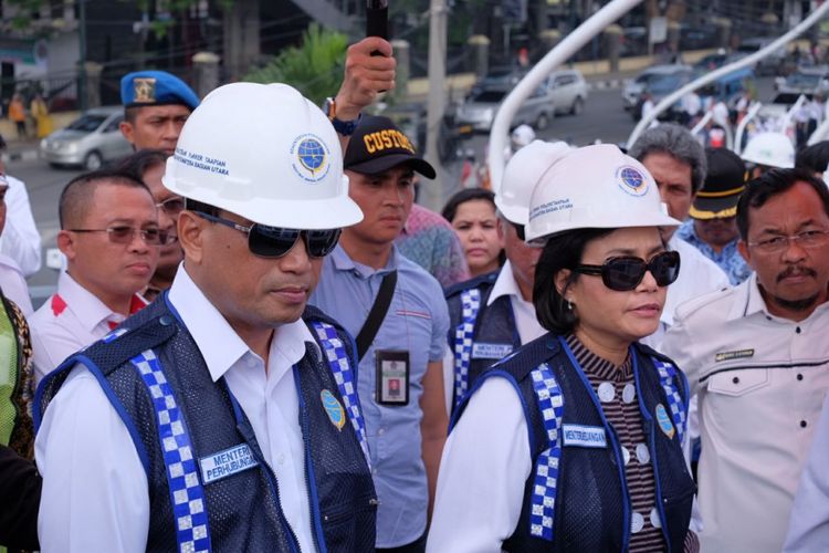 Menteri Perhubungan Budi Karya Sumadi dan Menteri Keuangan Sri Mulyani saat meninjau proyek elevated double track di Stasiun Medan, Rabu (17/1/2018)