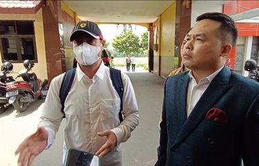 Ferry Irawan dan kuasa hukumnya, Jeffry Simatupang, saat menghadiri panggilan polisi sebagai tersangka di Mapolda Jawa Timur, Senin (16/1/2023). 