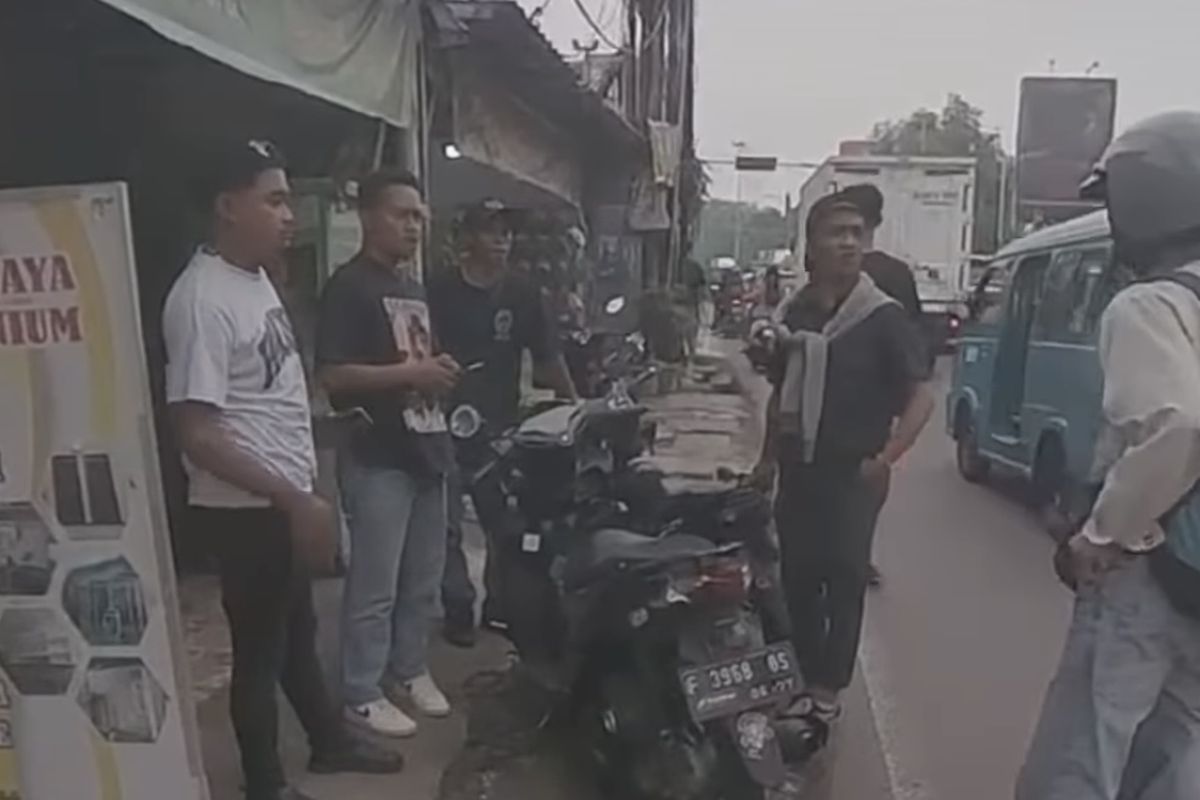 Kelompok debt collector cegat dan tarik paksa motor warga di Jalan Raya Bogor, Selasa (15/7/2025).