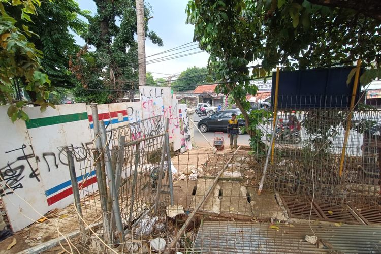 Kondisi terkini lokasi pagar taman tepi Kali Baru sebelumnya roboh di Jalan Raya Bogor, Kramatjati, Jakarta Timur, Kamis (4/4/2024).