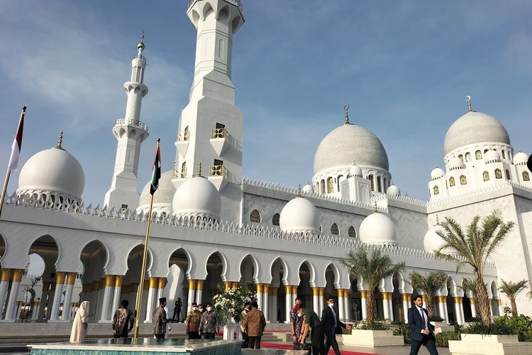 Profil Masjid Raya Sheikh Zayed Solo
