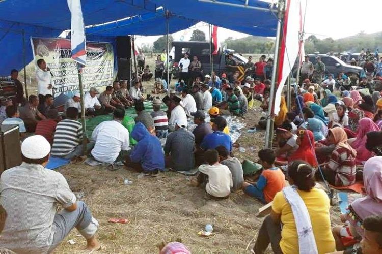 Ratusan warga dua desa di Kabupaten Bima, yang terlibat konflik beberapa waktu lelalu saat merayakan perdamaian dengan menggelar doa bersama di lokasi pertikaian antarwarga, Rabu (25/10/2017)