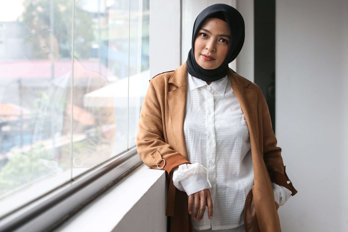 Vokalis band KotaK, Tantri Syahlindri Ichlasari saat berkunjung ke Kantor Redaksi ι.com, Jakarta, Selasa (14/7/2020). KotaK diketahui baru merilis singel terbaru mereka berjudul Hoax. Sebuah lagu yang berisi pesan agar masyarakat tidak ikut menyebarkan berita-berita bohong atau hoaks.
