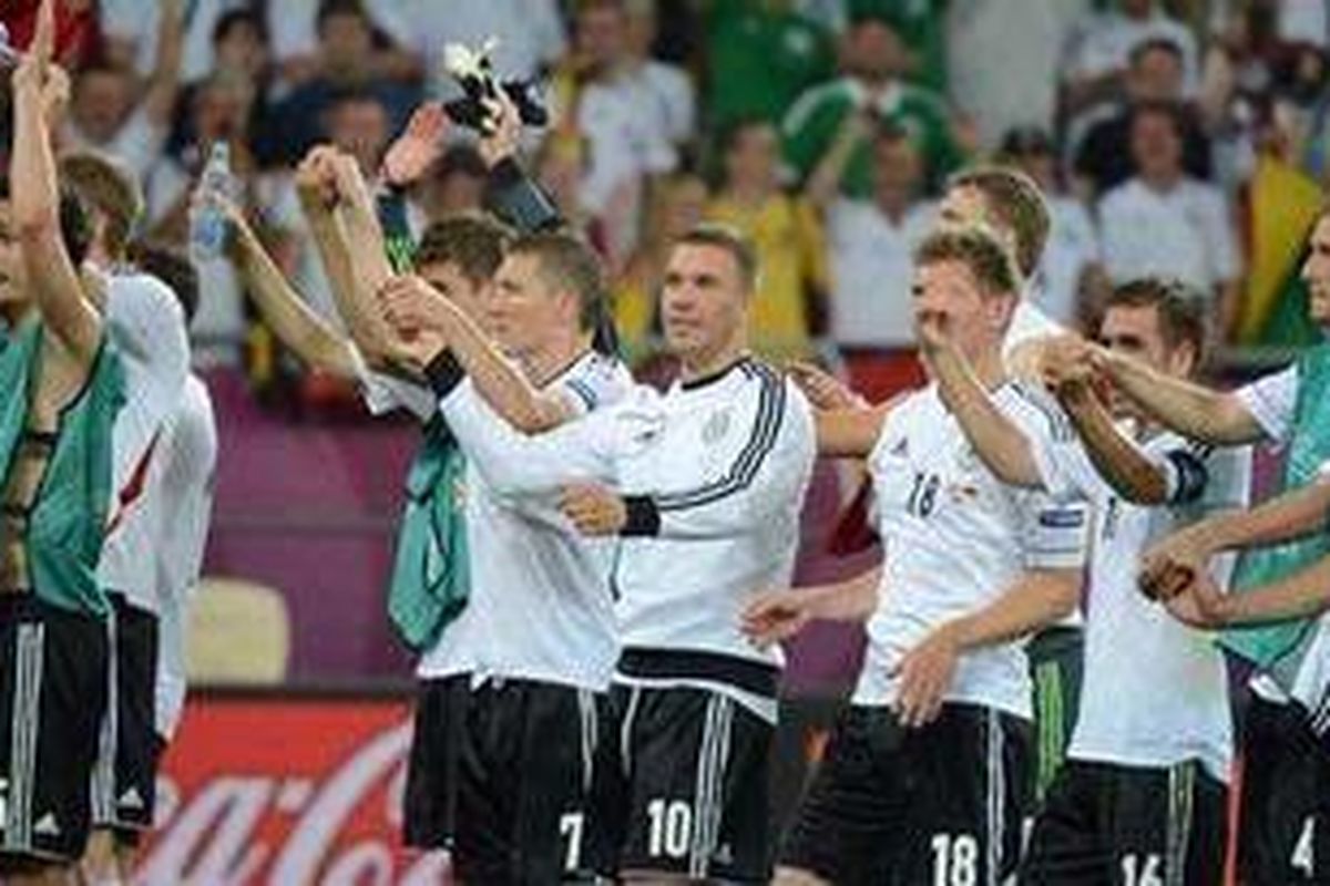 Para pemain Jerman memberi sambutan kepada suporternya setelah mereka mengalakan Denmark 2-1 dan memastikan lolos ke perempat final Piala Eropa 2012. Di babak itu, Jerman ditantang juara Euro 2004, Yunani.