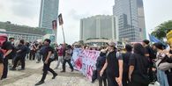 Massa Mahasiswa Demo Sambil Keliling Bundaran HI, 