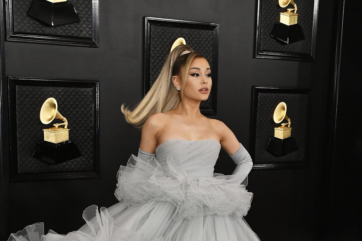 Ariana Grande saat menghadiri Grammy Awards 2020 di Los Angeles, California, Amerika Serikat, Minggu (26/1/2020).