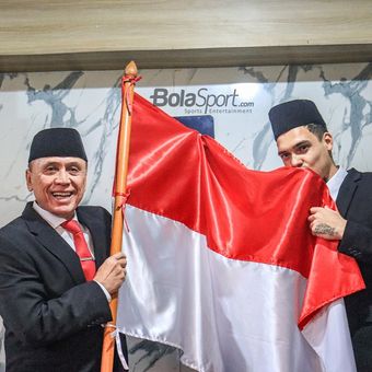 Shayne Pattynama mencium bendera Merah Putih seusai mengucap sumpah janji setia pewarganegaraan Republik Indonesia di Kantor Wilayah Kementerian Hukum dan HAM DKI Jakarta pada Selasa (24/1/2023) sore WIB.