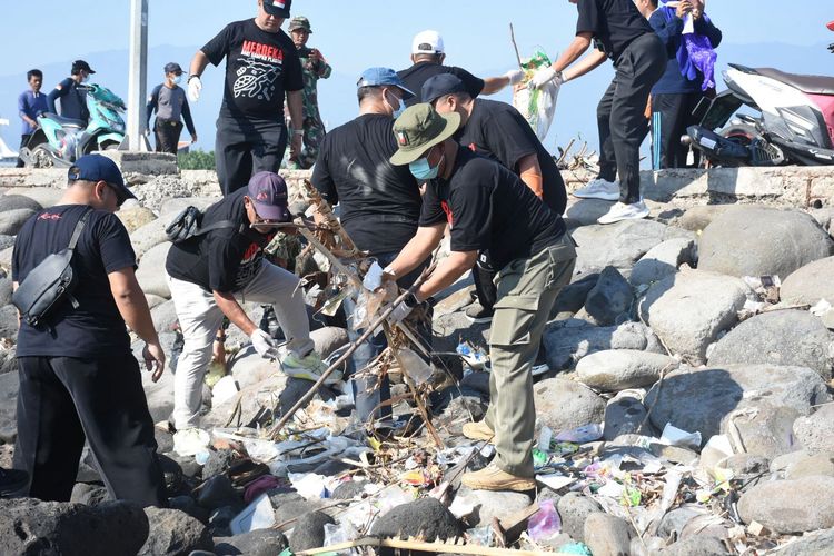 Pemerintah Kabupaten Situbondo dan beberapa komunitas melakukan bakti sosial memungut sampah di Pantai Besuki, Kabupaten Situbondo, Provinsi Jawa Timur pada Rabu (27/8/2025).
