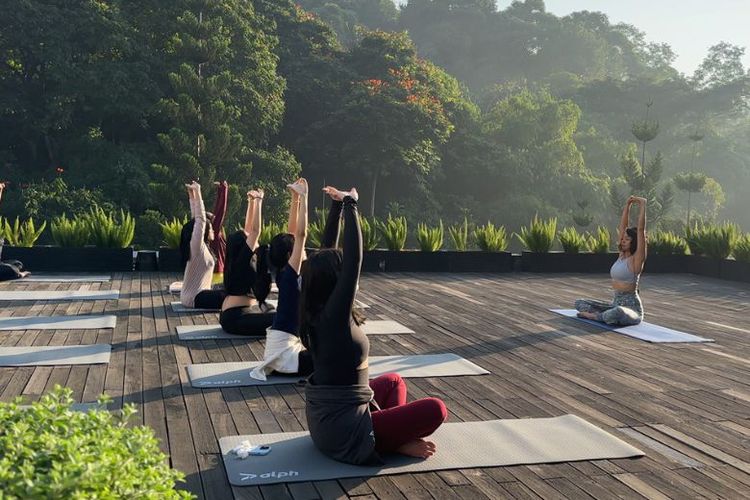 Padma Hotel Bandung mengundang para tamu untuk melepas penat melalui kelas yoga khusus yang digelar pada Sabtu (21/6/2024). 