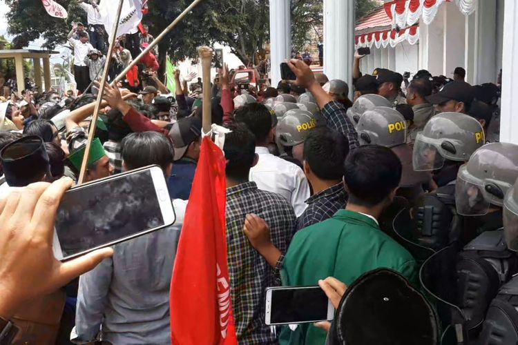 Suasana bentrokan antara polisi dan pengunjukrasa yang menolak tambang emas di Aceh Tengah, Senin (16/9/2019).