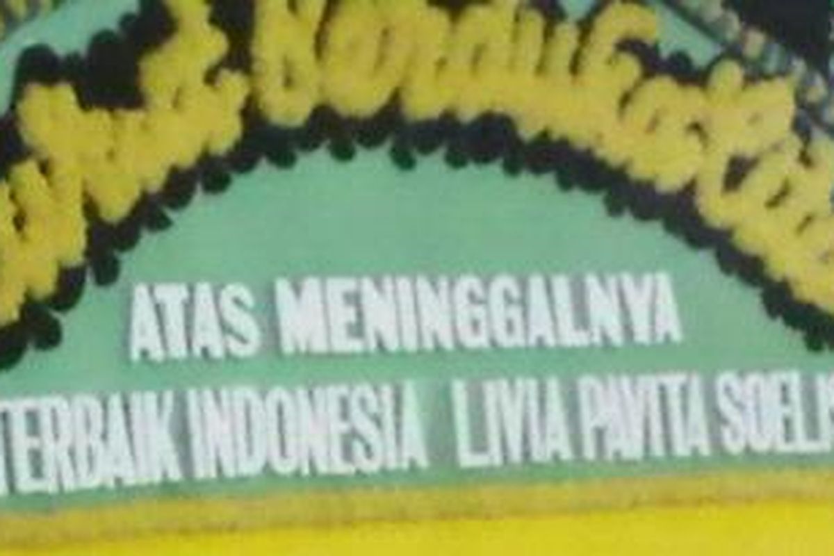 Salah satu karangan bunga turut berduka cita untuk Livia Pavita Soelistio (20)