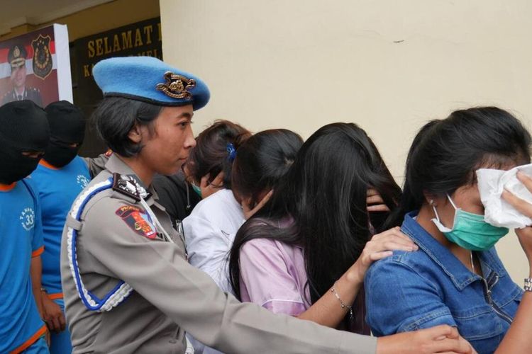 Polisi menggiring tersangka dan sejumlah PSK yang terlibat dalam kasus Tindak Pidana Perdagangan Orang (TPPO) yang berhasil diungkap jajaran Polres Cianjur, Jawa Barat.