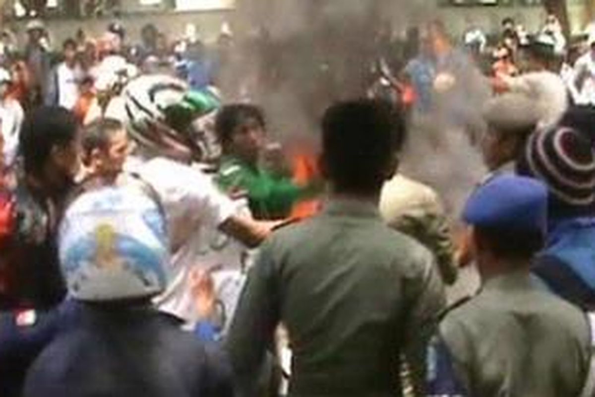 Ratusan mahasiswa terlibat adu jotos dengan puluhan Pol PP di kabupaten Bone Sulawesi Selatan di depam kantor bupati setempat