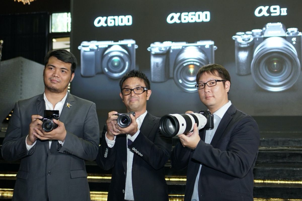 Marketing Director PT Sony Indonesia Koji Sekiguchi (tengah), dalam acara peluncuran kamera mirrorless Sony a6600 dan a6100 di Jakarta, Senin (18/11/2019)
