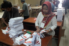 Melihat Proses Pelipatan Surat Suara di Jakarta Utara