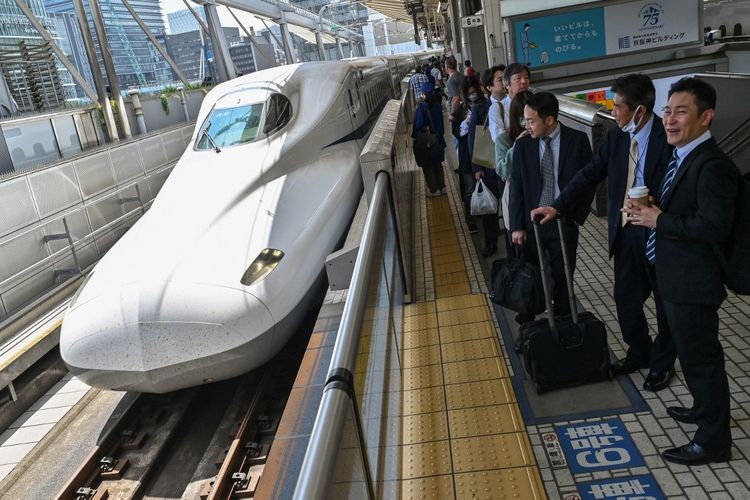 Penumpang menunggu di peron saat kereta peluru Kodama, atau layanan Shinkansen ke kota Nagoya tiba untuk menjemput penumpang di stasiun Tokyo di pusat kota Tokyo pada 17 April 2024. Seorang penumpang pada malam hari tanggal 16 April memberi tahu pihak keamanan tentang a Ular berukuran 40 sentimeter (hampir 16 inci) mengintai di kereta antara Nagoya dan Tokyo, mengakibatkan penundaan selama 17 menit.