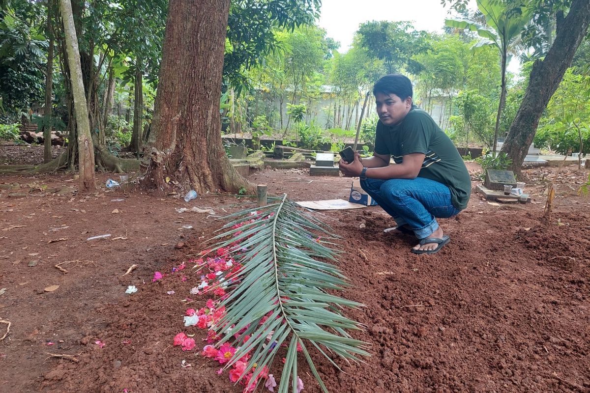 Makam Sri Mulyani (45), korban yang tewas akibat kecelakaan di Ciamis, Jawa Barat, pada Sabtu (21/5/2022). Pemakaman dilakukan pada Minggu (22/5/2022).