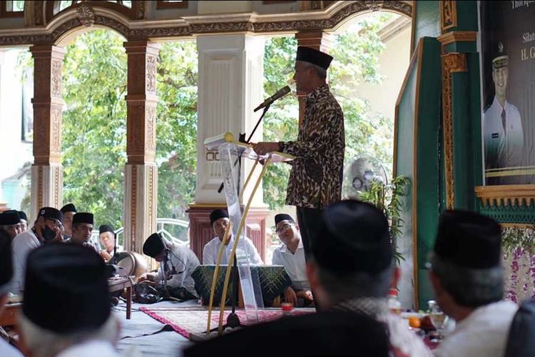Gubernur Jawa Tengah Ganjar Pranowo menyampaikan sambutan dan imbauan pelaksaan vaksin Booster saat pengajian Sewelasan rutin di Purworejo.