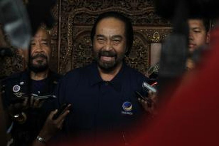 Ketua Umum DPP Partai Nasional Demokrat, Surya Paloh berbicara kepada wartawan sebelum berorasi di Lapangan Simpang Lima Semarang, Selasa.