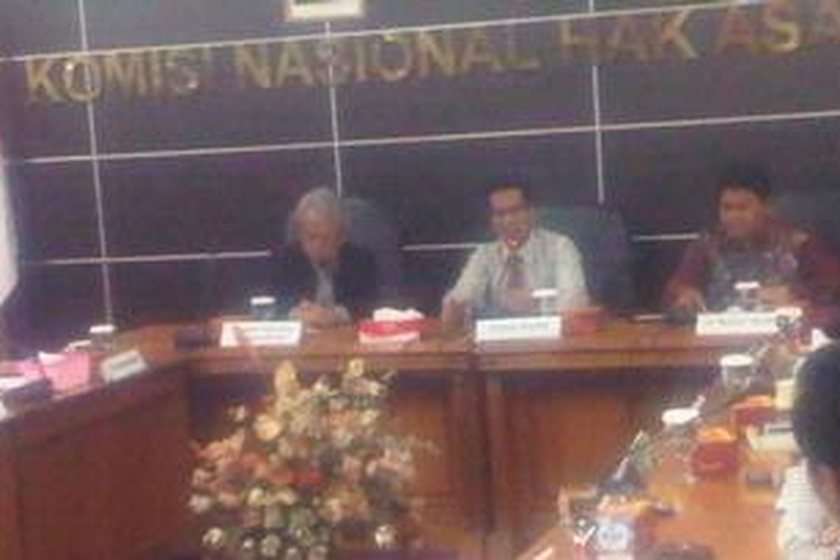 Komnas HAM saat menggelar rapat bersama sejumlah tokoh untuk mencari resolusi terbaik mengatasi berbagai persoalan Papua, di Kantor Komnas HAM, Jakarta, Rabu (23/11/2011).