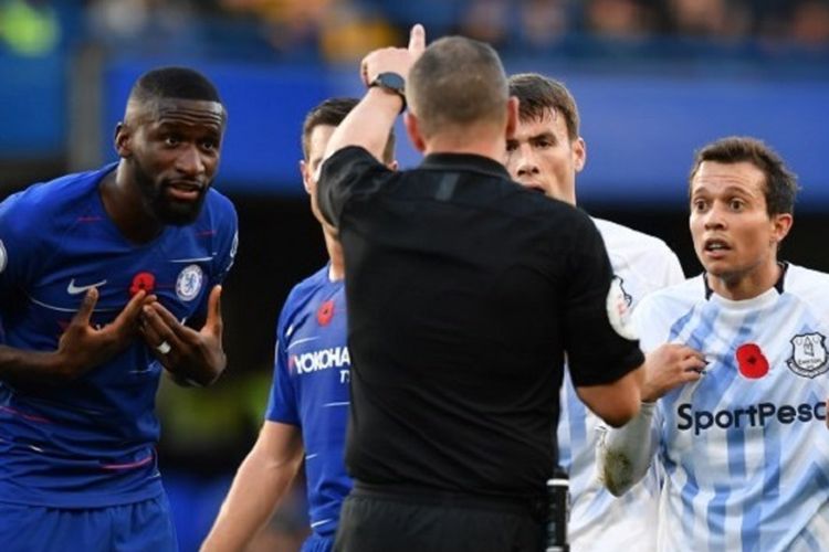 Wasit Kevin Friend memperingatkan Antonio Rudiger (kiri) dan Bernard saat duel Chelsea vs Everton di Stadion Stamford Bridge pada lanjutan Liga Inggris, 11 November 2018. 