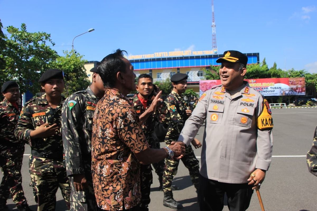 Ratusan anggota organisasi kemasyarakatan yang ada di Kabupaten Tuban, Jawa Timur, Selasa (2/9/2025), menggelar apel konsolidasi dalam rangka menyikapi dinamika dan perkembangan situasi keamanan dan ketertiban saat ini yang marak terjadi demonstrasi berujung anarkis di sejumlah daerah dan kota besar.