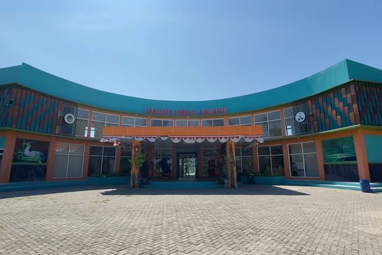 Pintu masuk Madiun Umbul Square yang berada di Desa Glonggong, Kecamatan Dolopo, Kabupaten Madiun, Jawa Timur. Di tempat wisata milik Pemkab Madiun itu enam satwa milik BKSDA Jatim yang dititipkan hilang dijual pegawai Madiun Umbul Square. 