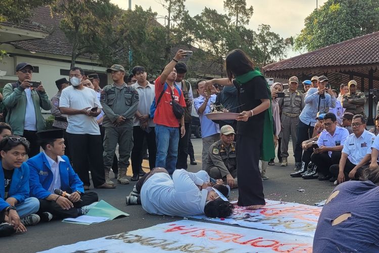Aksi Mahasiswa di Banyumas Kritik Kebijakan Pemerintah