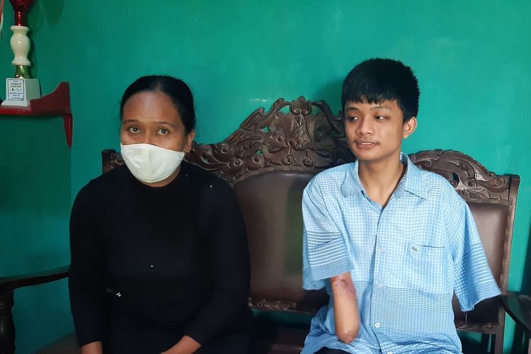Alfian Fahrul Nabila (18) bersama ibunya Tri Ismani saat ditemui di rumahnya Klaten, Jawa Tengah, Rabu (3/3/2021).