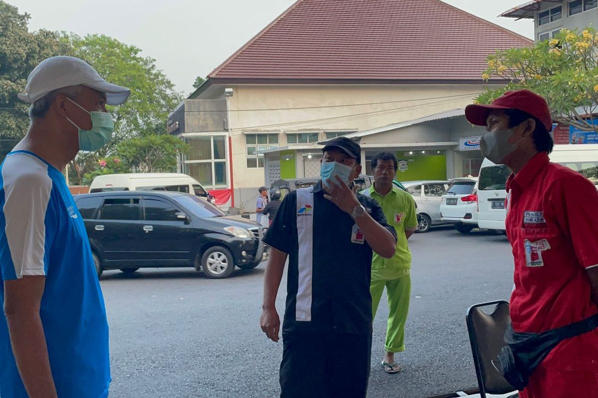 Gubernur Jateng Ganjar Pranowo (kiri) saat sidak ke SPBU.