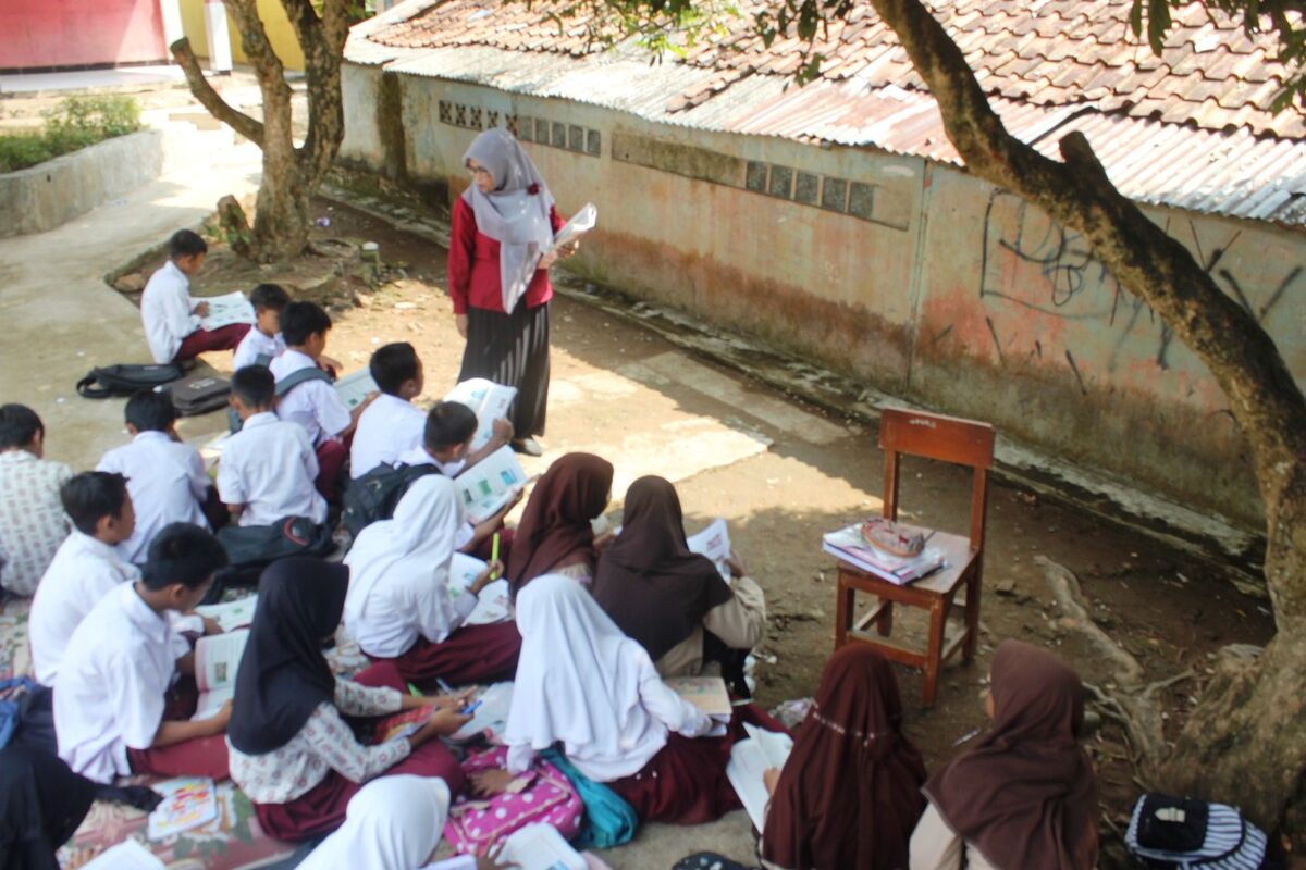 Sejumlah siswa SD di Kabupaten Cianjur, Jawa Barat, ini terpaksa belajar di bawah pohon karena kelas mereka rusak tak bisa digunakan.