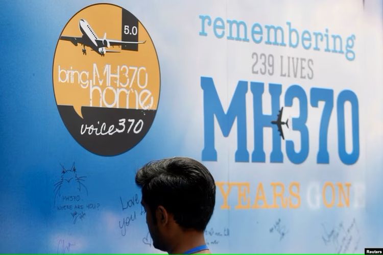 Seorang pria menulis di papan pesan untuk penumpang pesawat Malaysia Airlines Penerbangan MH370 yang hilang, pada acara peringatan tahunan kelima di Kuala Lumpur, Malaysia, 3 Maret 2019.