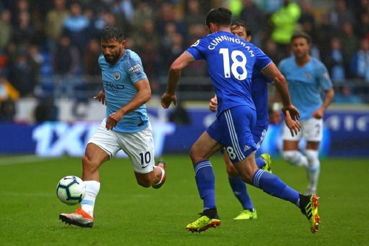 Sergio Aguero melepaskan diri dari penjagaan Greg Cunningham pada laga Cardiff City vs Manchester City dalam lanjutan Premier League di Cardiff, 22 September 2018. 