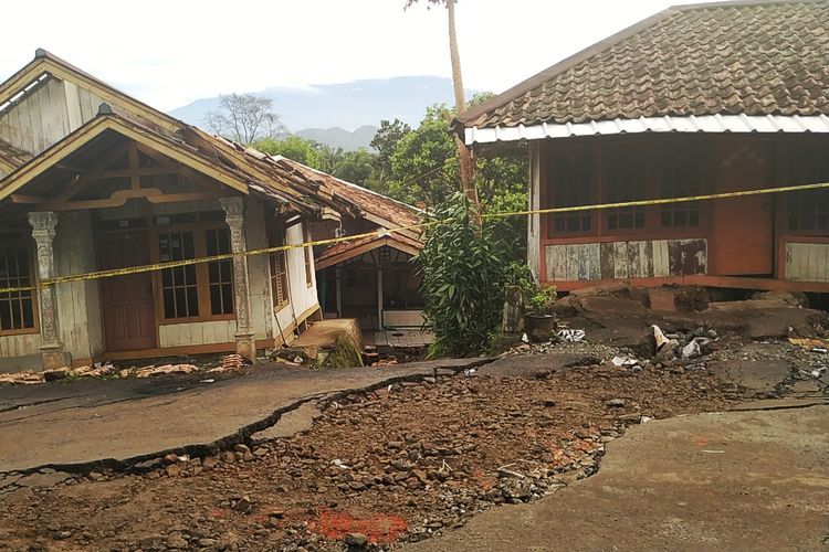 Posisi rumah sudah tidak stabil dan jalan provinsi amblas terdampak tanah bergerak di Kampung Gunungbatu, Desa Kertaangsana, Kecamatan Nyalindung, Sukabumi, Jawa Barat, Kamis (2/5/2019). 