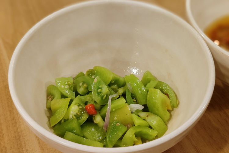 Sajian sambal Dabu-dabu, sambal mentah khas Manado, Sulawesi Utara, Rabu (29/10/2025). 