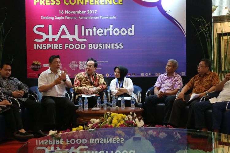 Ketua Asosiasi Chef Indonesia, Chef Stefu sedang memaparkan berbagai perlombaan masak yang diselenggarakan di SIAL Interfood 2017 nanti, dalam Konfrensi pers SIAL Interfood 2017, di Kementerian Pariwisata, Kamis (16/11/2017). Aca esa pameran makanan dan minuman terbesar di Indonesia ini akan diselenggarakan 22-25 November 2017, di Jakarta Convention Centre, Hall A-D. 