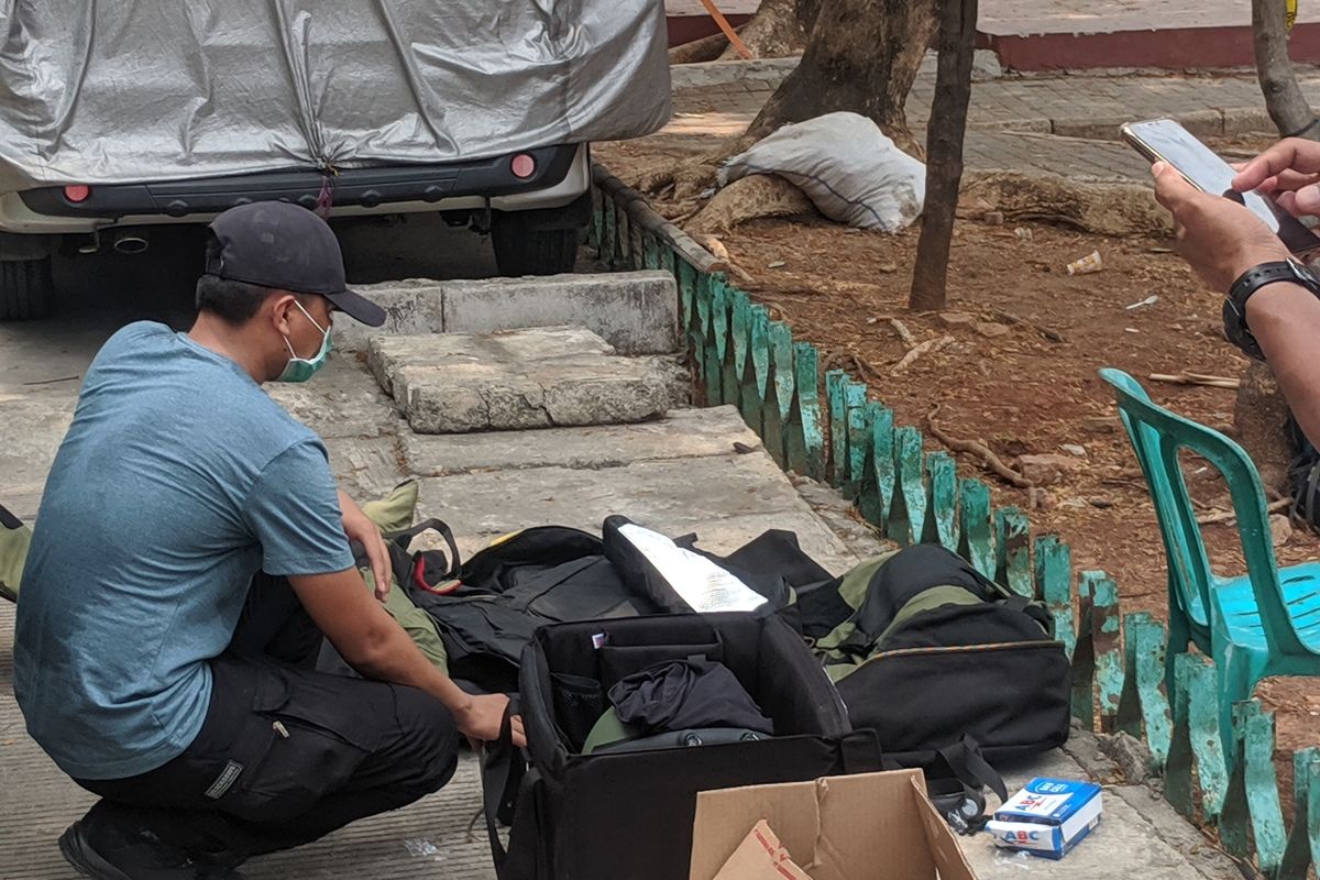 Polisi sedang mengeluarkan bom aktif dari rumah terduga teroris di Cilincing. Warga diminta menjauh dari lokasi, Senin (23/9/2019). 