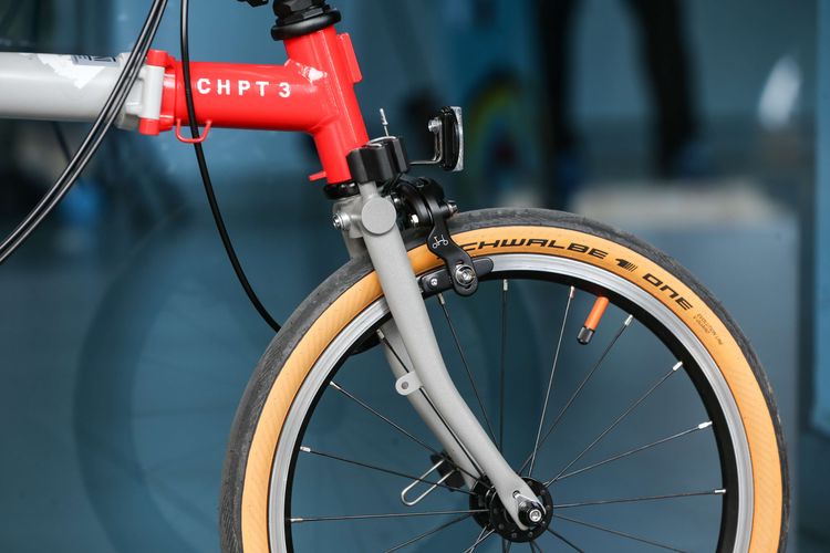 Fork sepeda Brompton CHPT3 Edisi ke-4 terbuat dari material titanium terlihat di Jakarta, Kamis (16/3/2023). Pabrikan sepeda lipat asal Inggris, Brompton akan merilis edisi keempat sepeda kolaborasinya dengan merek pakaian untuk bersepeda CHPT3 di Indonesia Jumat (17/3/2023) besok.