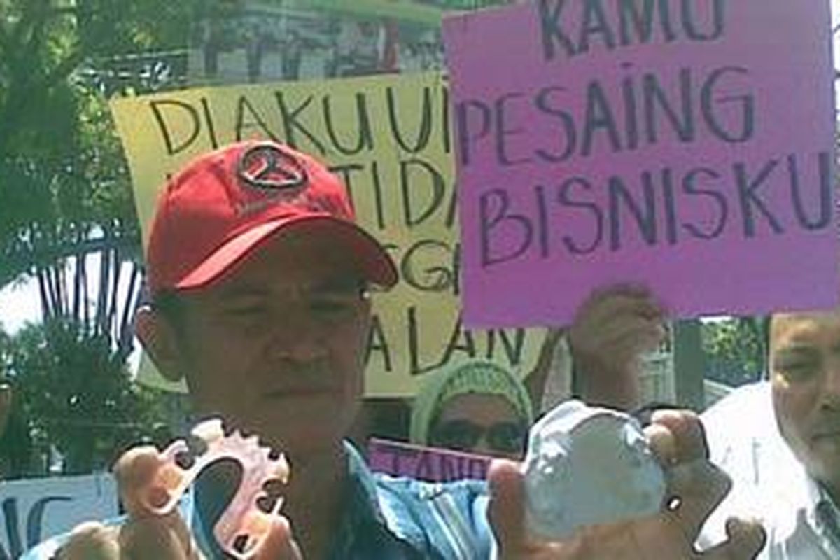Puluhan tukang gigi yang tergabung dalam  Perkumpulan Tukang Gigi Indonesia (PTGI) berunjuk rasa di depan Kantor Dinas Kesehatan Provinsi Jatim di Jalan Ahmad Yani Surabaya, Selasa (26/6/2012). Mereka menuntut praktik mereka dilegalkan. 