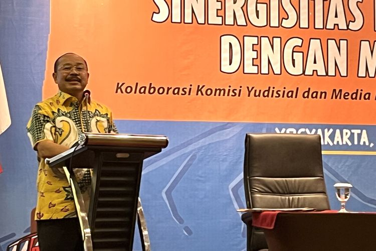 Komisi Yudisial (KY) Amzulian Rifai dalam acara sinergitas KY dengan Media Massa, di Yogyakarta, Jumat (4/8/2023).
