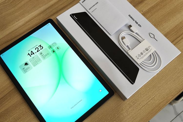 Isi kotak penjualan Samsung Galaxy tab A11 Plus. Di sini terdapat kabel USB-C ke USB-C, microSD ejector, buku panduan dan kartu garansi, serta unit tablet.
