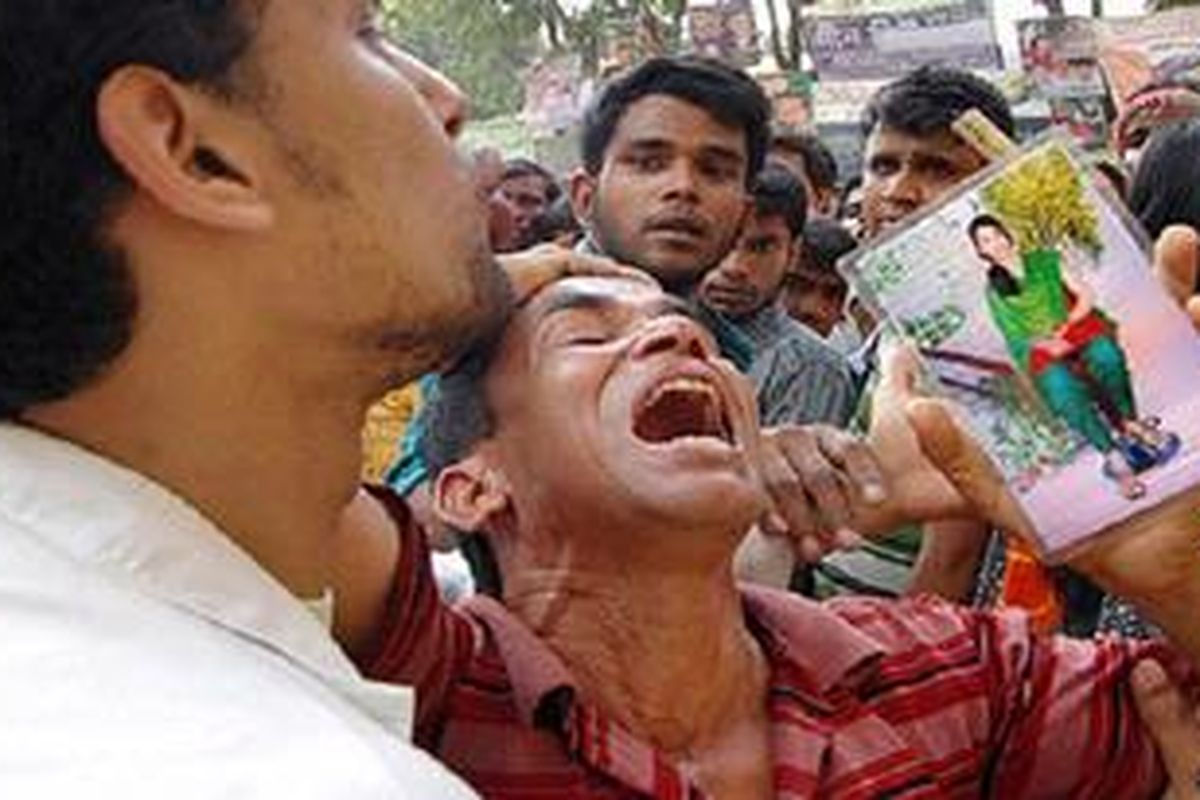 Puluhan ribu orang berada di sekitar lokasi menunggu kepastian nasib keluarganya.